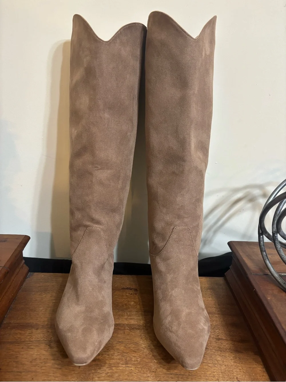 Luka by BILLINI Taupe Faux Suede Knee High Boots Pointed Toe Size 8 New Like